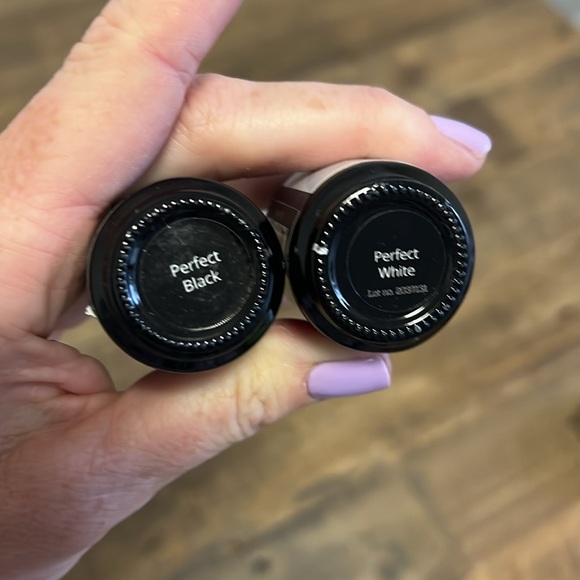 Madam glam Gel Nail Polish Set if 4- Black, White, Pink, Blue - Picture 3 of 4